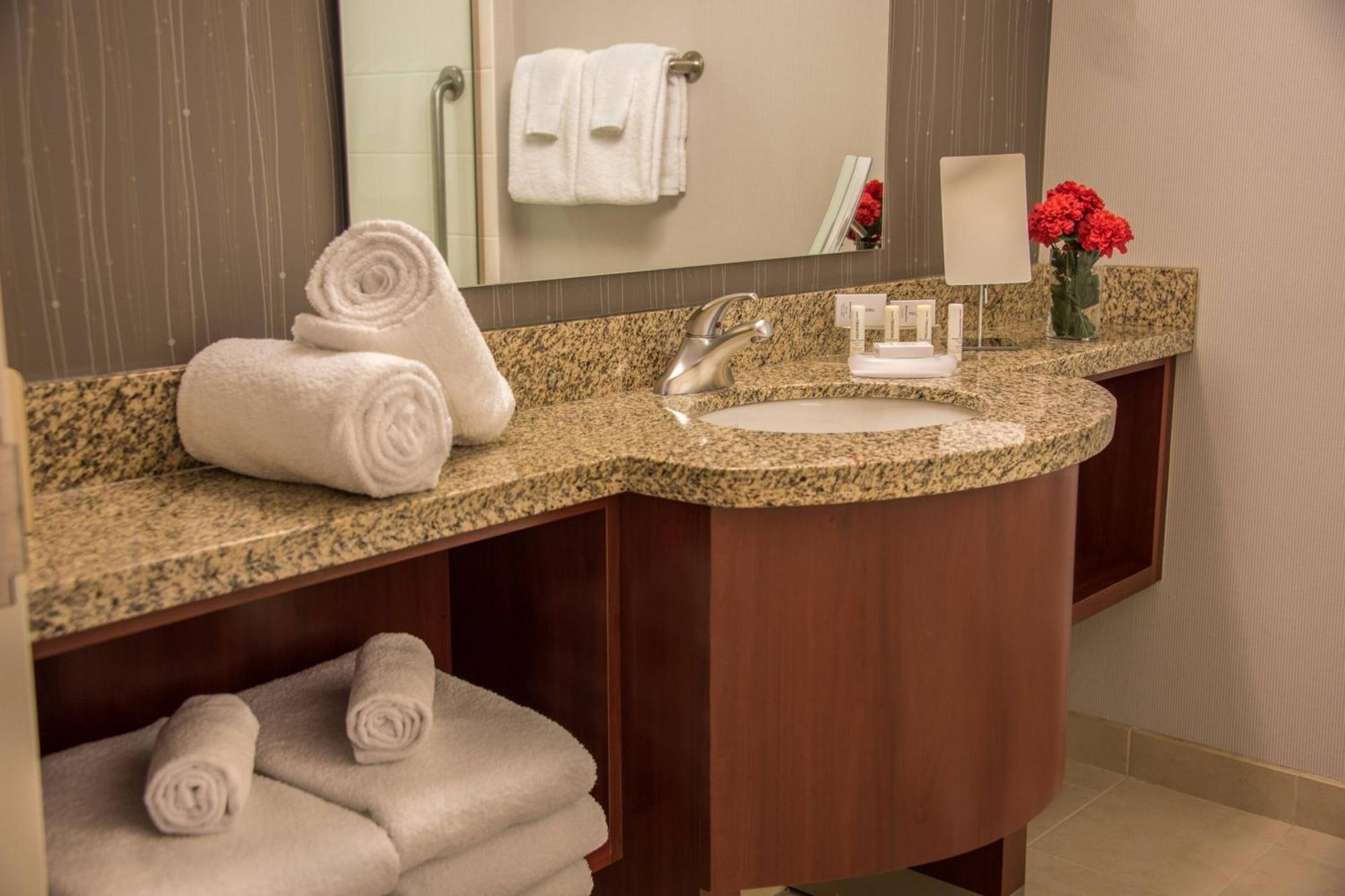 Courtyard By Marriott Chevy Chase 3*