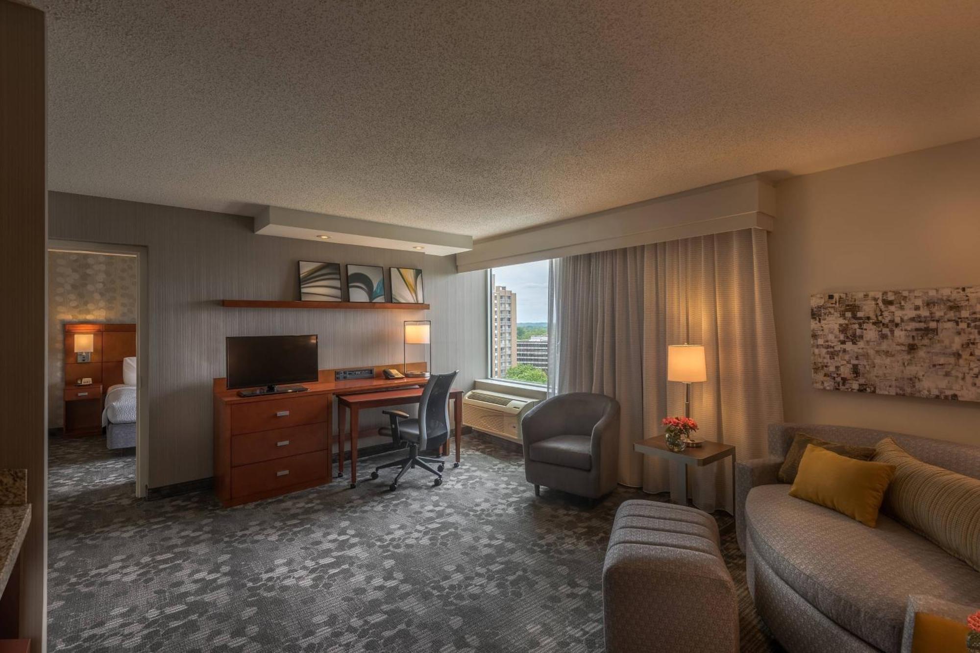 Hotel Courtyard By Marriott Chevy Chase