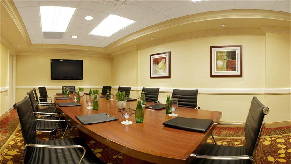 Hotel Courtyard By Marriott Chevy Chase 3*